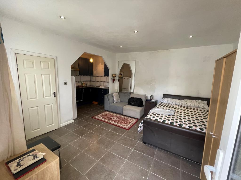 Lot: 129 - FREEHOLD RESIDENTIAL INVESTMENT FOUR-BEDROOM HOUSE AND TWO STUDIOS - Rear flat with bedroom/living room and kitchen